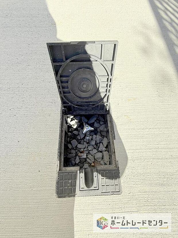 【【外水栓】】バーベキューなど、お庭でアウトドアを楽しむ方にとっては、外に水栓があれば家の中から水を運び出す手間が省けます。洗車の際にも便利です♪