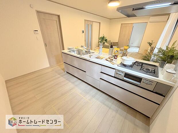 【【システムキッチン】】キッチンスペースはご家族みんなで作業ができるスペースを確保しております。みんなで楽しくお料理やお片付けをすれば、家事の時間も家族のコミュニケーションの時間に変わります。