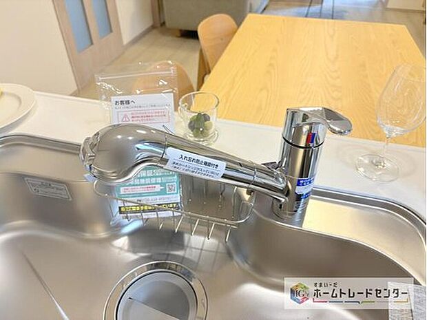 【【浄水器】】浄水カートリッジ内蔵で場所を取らずに見た目もスッキリ。ノズルはシャワーヘッドになっておりお掃除も楽々です。