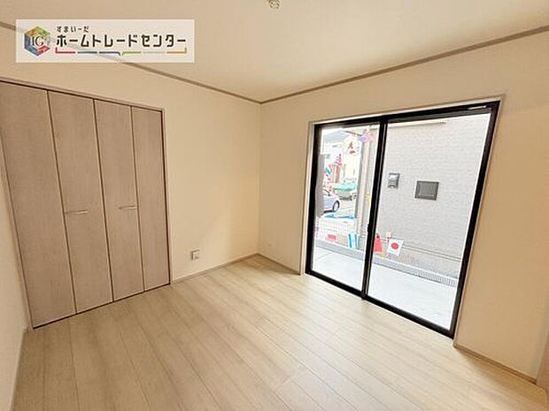 【【全室南向き】】日中は太陽の光で明るいため、照明を点ける必要がありません。冬場は暖かく過ごしやすいので暖房費が節約できます。観葉植物やベランダガーデニングが趣味の人にもおすすめです♪