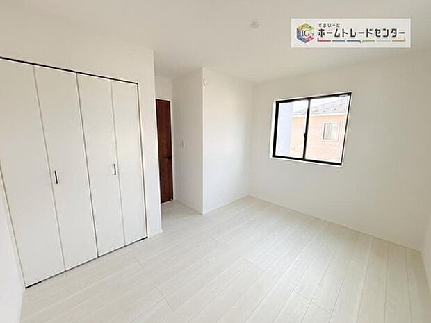 【リビング以外の居室】収納スペースは住宅を探す際には重要なポイントの一つだと思います。そのため少しでも空間が取れるところは可能な限り収納スペースとしたしました。居室をスッキリとお使いいただきたいお客様に大変喜ばれています。