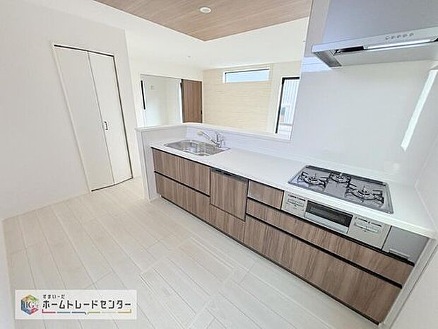 【【システムキッチン】】キッチンの横にはパントリーを設けました。そのまま食材の保管庫としてお使い頂いても良いですし、1階は何かと物が多くなるので、お掃除道具やお子様のおもちゃ収納にお使い頂いても良いかと思います。