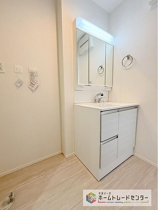 【【洗面台・洗面所】】合わせ鏡が可能な3面鏡です。朝の忙しい時間でもの身だしなみのチェックもここだけで完結できます。もちろん鏡の後ろは充分な収納力を持った収納となっており、視界に入る部分はスッキリと片付きます。