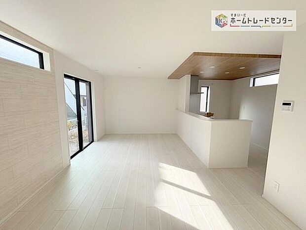 【リビング】日当たりもよく、広々としたリビングです。ゆったりとした家族の時間をお過ごしいただけます。休日はご家族そろって、またはお友達を誘って、明るいリビングで楽しい時間をお過ごしください。