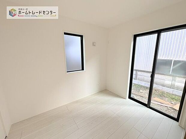 【リビング以外の居室】全居室2面採光です。光を取り入れやすのはもちろんですが、建物全体の窓の数も増えておりますので、換気性能に優れた物件です。窓を開ければ家中を気持ちの良い風が通り抜けます。