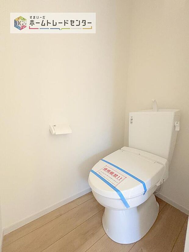 【【トイレ】】暖房機能の付いた便座は冬の寒い日にはあって良かったと本当に思います。もちろん快適で清潔なシャワー機能は標準で備えています。スペースも広くとっているので普段のお掃除もしやすいトイレスペースです。