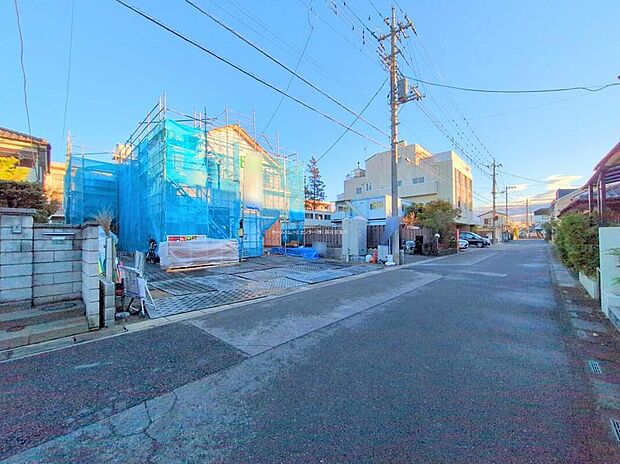 【前面道路含む現地写真】完成してからは見ることのできない、施工方法や構造をしっかりとご確認いただけるのが、建築中の住宅の大きなメリットです。専門知識を持ったスタッフがご説明させていただきます。お気軽にお問い合わせください。