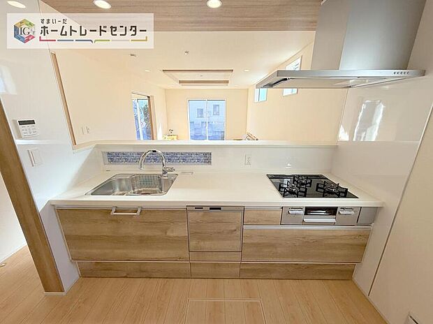 【【キッチン】】見栄えもよくお手入れもスムーズに出来ます。豊富な収納力もございますので、キッチンスペースをスッキリとお使い頂けそうです。