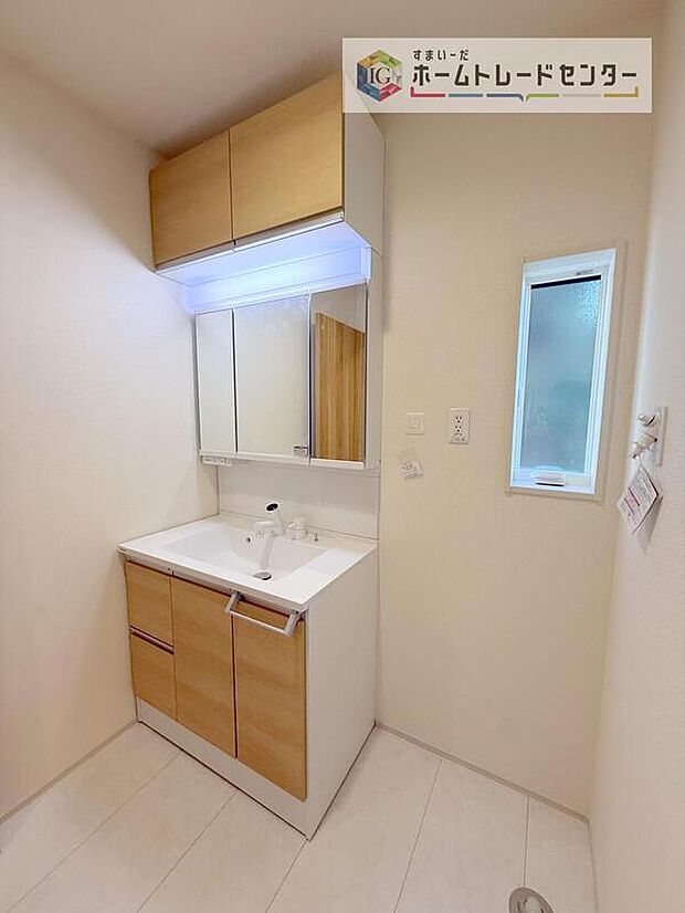 【【洗面所】】意外と収納場所に困るティッシュペーパーや、洗剤のストックや掃除用具等を仕舞っておけます。上部にあればお子様の手に触れる危険も少なく安心です♪