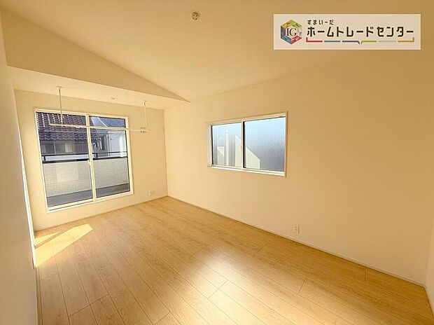 【リビング以外の居室】日当りの良さは写真でも充分に伝わるかと思いますが、開放感のある周囲にめぐまれたおかげで、風通しもとても良くなっております。ぜひ現地を見ていただき体感していただきたいポイントです。