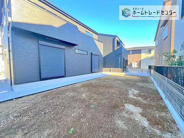 【庭】陽当たりの良いお庭では、お子様の遊び場や趣味のガーデニングなど、ライフスタイルに合わせていろいろとお楽しみ頂けそうです。