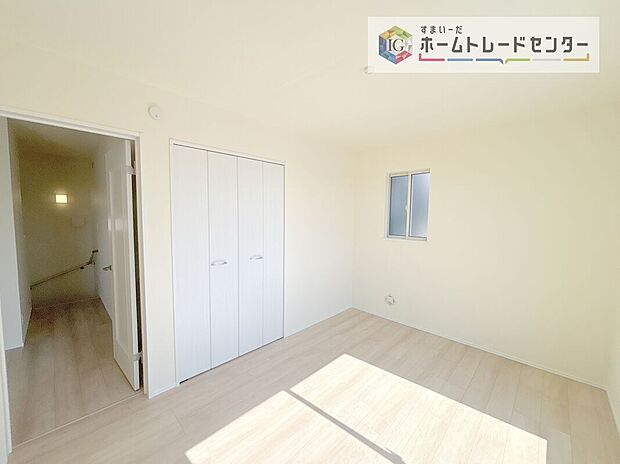 【洋室】各居室に収納を完備しております。収納が豊富な住宅は居室空間がしっかりと使えるので暮らしやすさが断然に上がります。荷物をを気にすることなく家具の配置をお好み通りにできるのも大きな魅力です。