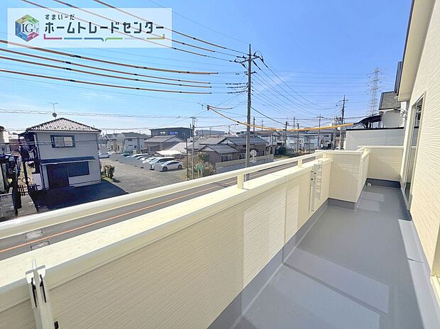 【バルコニー】南面に面したバルコニーはもちろん日当たり良好です。お洗濯物を干していただく際にも楽にできるように奥行きを広くお取りいたしました。明るく、暖かなゆとりあるスペースで快適に家事を行っていただけます。