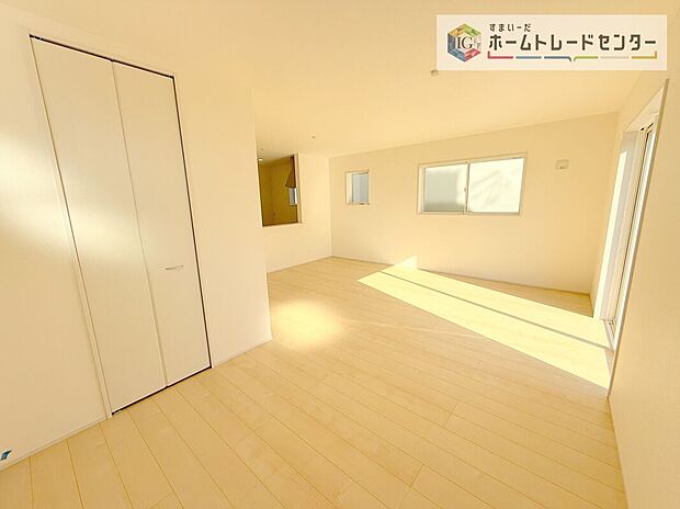 【リビング】LDKのリビングスペースです。広く奥行きのあるリビングの為、ダイニング、リビングの各スペースがしっかりと確保できます。お食事の後はこちらに移って皆様でおくつろぎください。
