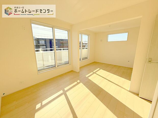 【洋室】日当りの良さは写真でも充分に伝わるかと思いますが、開放感のある周囲にめぐまれたおかげで、風通しもとても良くなっております。ぜひ現地を見ていただき体感していただきたいポイントです。
