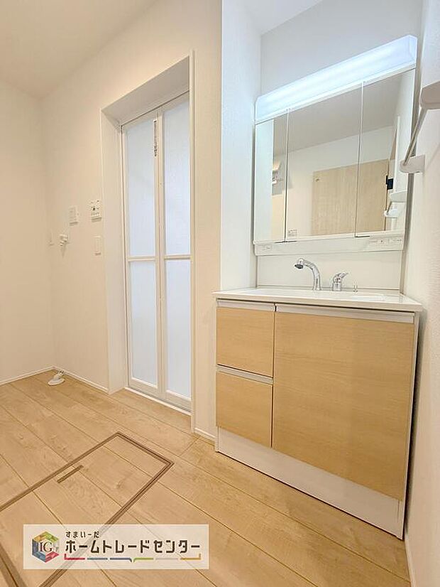 【【洗面所】】合わせ鏡が可能な3面鏡です。朝の忙しい時間でもの身だしなみのチェックもここだけで完結できます。もちろん鏡の後ろは充分な収納力を持った収納となっており、視界に入る部分はスッキリと片付きます。