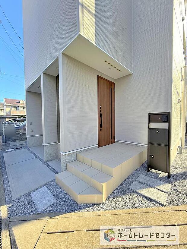 【玄関】駐車場横のアプローチを上がると、木目調の高級感のある玄関ドアがございます。玄関を開けると広々とした空間と収納も目の前に！玄関が広い家は入った瞬間から気持ちが良いです。ぜひご自身で確かめて見て下さい。