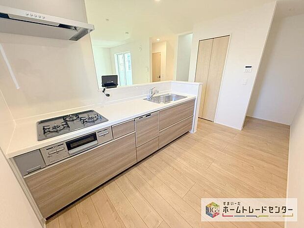 【キッチン】食洗機が標準装備でついています。家事は毎日の事、一日一日は少しの負担軽減でも、その少しを1年で考えれば大きな時間になります。自由に使えるお時間を増やしていただき、その分新居でおくつろぎ下さい。