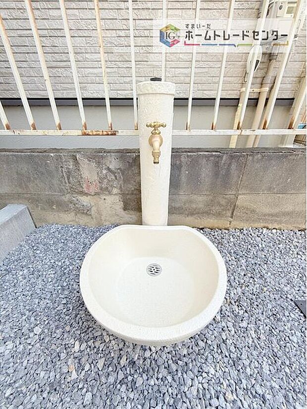 【【外水栓】】バーベキューなど、お庭でアウトドアを楽しむ方にとっては、外に水栓があれば家の中から水を運び出す手間が省けます。洗車の際にも便利です♪