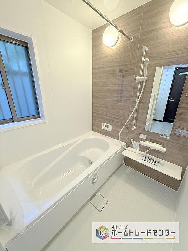 【【浴室】】一坪タイプのユニットバスは、足をしっかりと延ばして一日の疲れを癒すことが可能です。浴室暖房乾燥機も完備しておりますので、カビの心配が無いのはもちろん、雨の日のお洗濯物はお風呂で乾かせます。