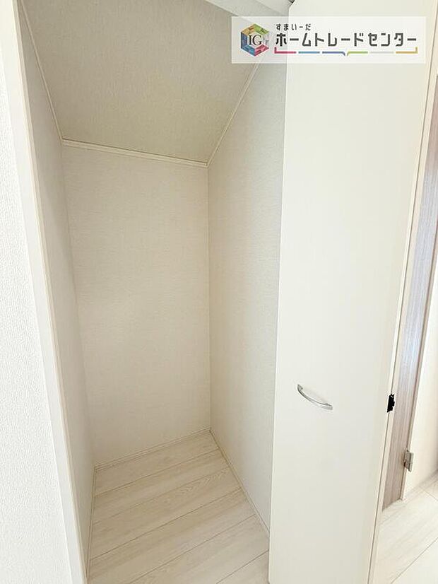【収納】2階のホール収納です。少しでも空間が取れるところは可能な限り収納スペースとしたしました。居室をスッキリとお使いいただきたいお客様に大変喜ばれています。