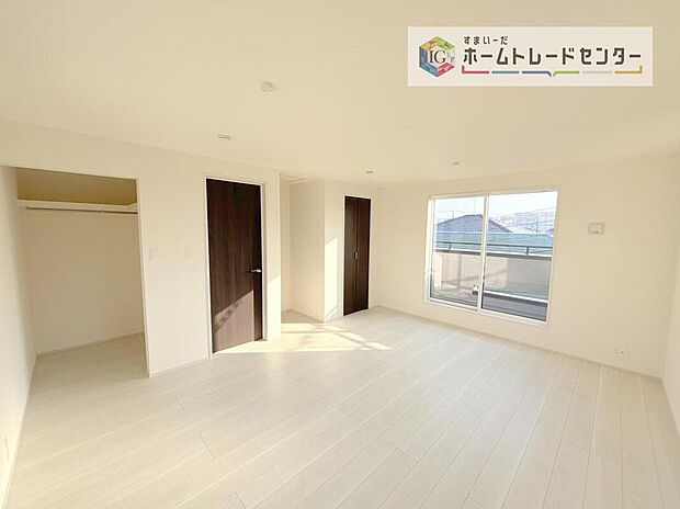 【リビング以外の居室】将来的には間仕切りを設けて二つの部屋にすることも考えた洋室です。現在は10帖以上の主寝室としてお使いいただき、家族が増えたとき、成長した時には、間仕切りをし、お二人分のプライベート空間へと変わります。