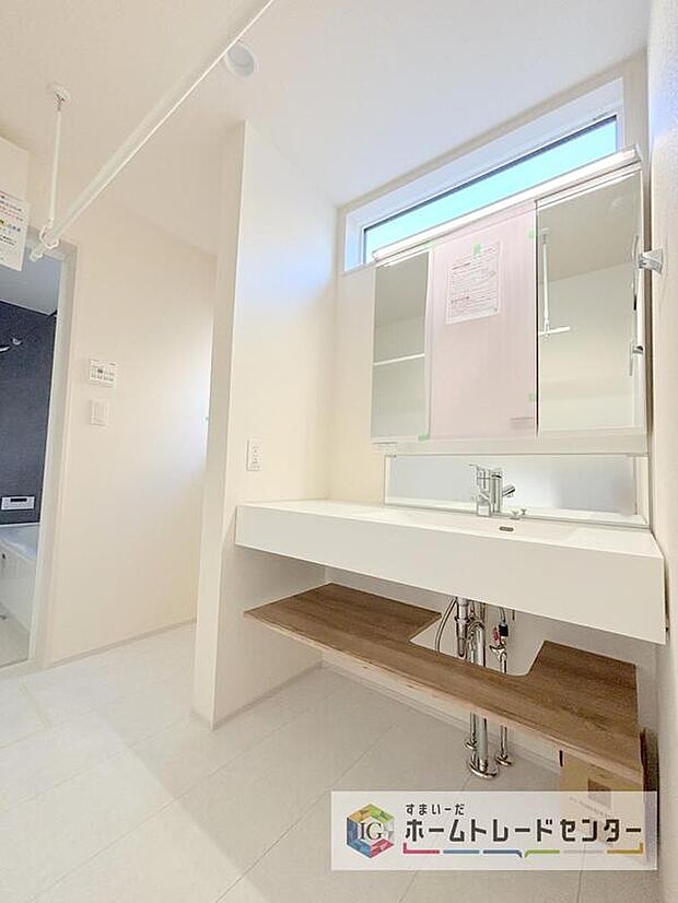 【【洗面所】】洗面所にしっかりとしたゆとりを持たせることで、普段の生活のストレスにつながります。朝の準備に洗濯物の取り回し、浴室出入りや着替えなど、機能性が求められる場所です。しっかりとした広さを確保しております。