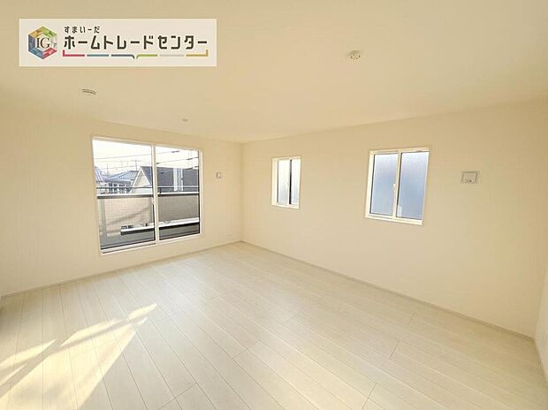 【リビング以外の居室】３階の居室は日当たりも眺望もよい気持ちの良い空間となっております。２面採光となっておりますので、広く景色を楽しめるのはもちろん、風通しが良く嫌なことがあっても自分のお部屋でリフレッシュできます。