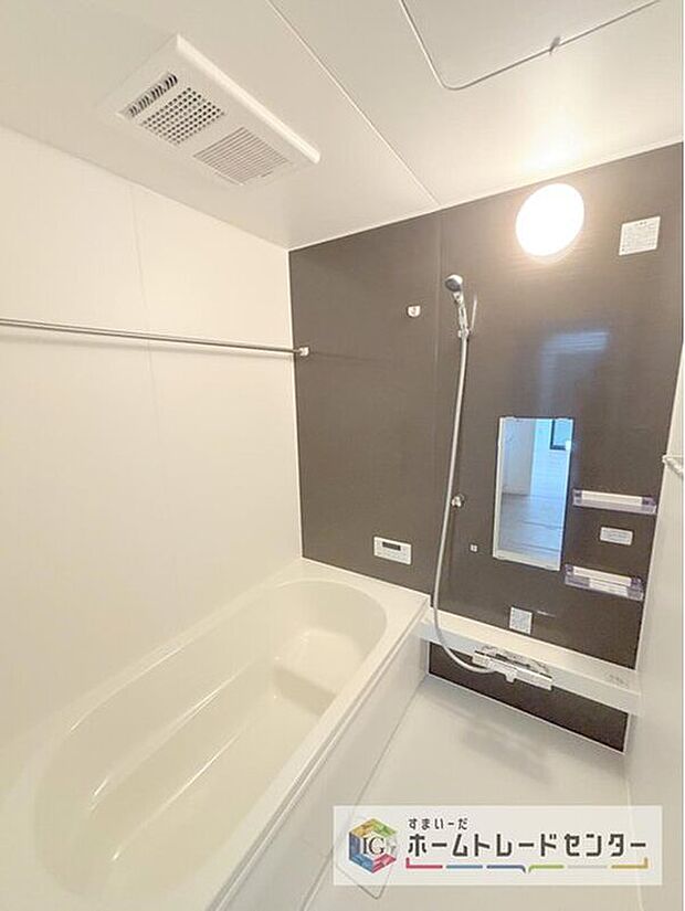 【【浴室】】一坪タイプのユニットバスは、足をしっかりと延ばして一日の疲れを癒すことが可能です。浴室暖房乾燥機も完備しておりますので、カビの心配が無いのはもちろん、雨の日のお洗濯物はお風呂で乾かせます。