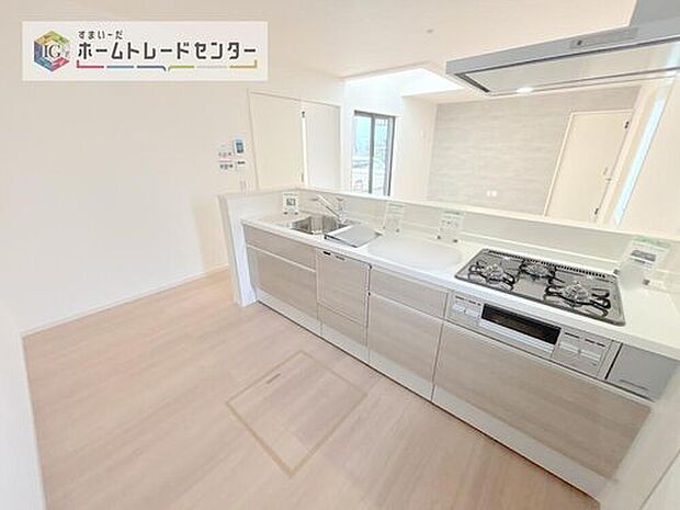 【キッチン】キッチンスペースは家族で作業が出来るよう広めにとりました。みんなで楽しくお料理をすれば、より美味しい食事が創れそうです。そしてお料理好きなお子様が育つかも、もちろん片付けもみんなでできます。