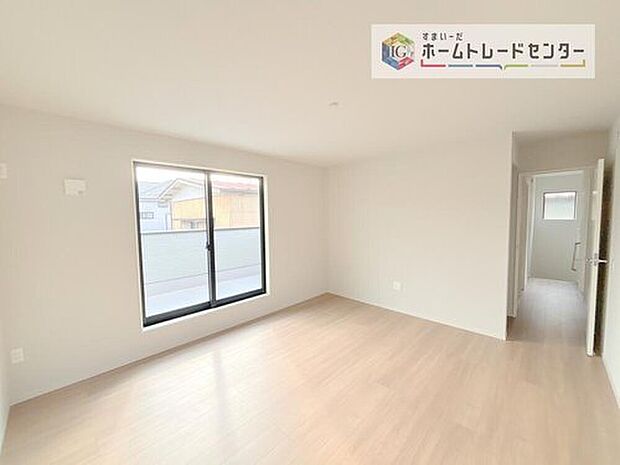 【リビング以外の居室】主寝室は11帖、お子様がまだ小さいご家庭なら２階のお部屋はここだけでいいかもしれません、もちろんウォークインクローゼットがついておりますので、荷物に悩まされることなく、好きに家具の配置ができます