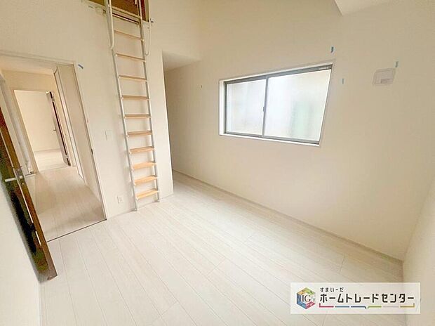 【リビング以外の居室】ロフト付きの居室です。充分な広さを持たせることで多様性を持たせました。ご見学に来られるとお子様は皆さん登って喜んでいただけます。高さがありますので、小さいお子様は上へあがるのは我慢してもらっています