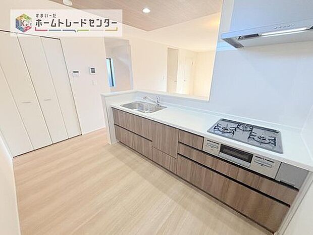 【キッチン】キッチンの横には収納を設けました。そのまま食材の保管庫としてお使い頂いても良いですし、1階は何かと物が多くなるので、お掃除道具やお子様のおもちゃ収納にお使い頂いても良いかと思います。