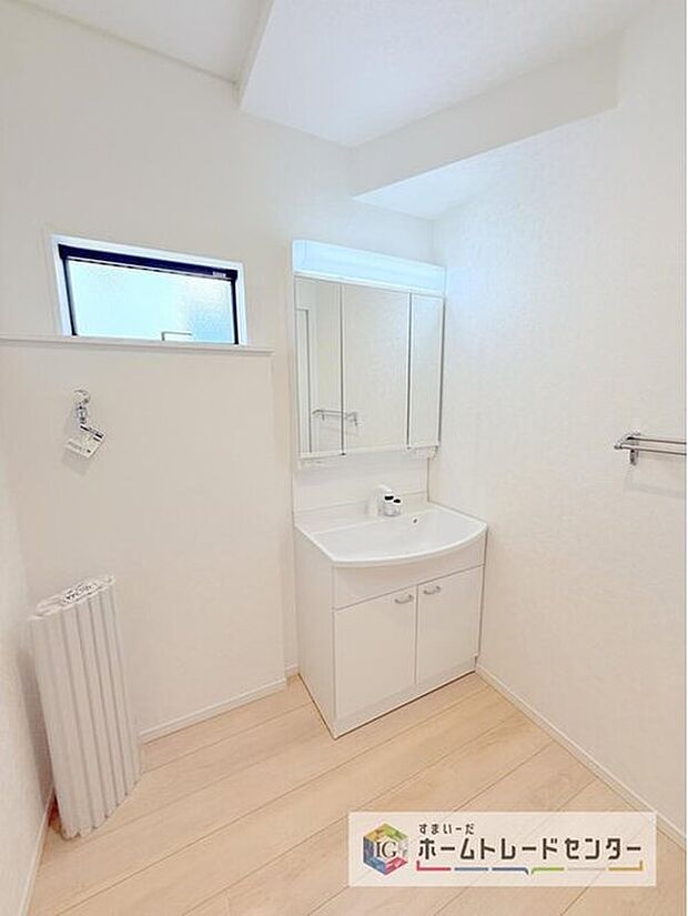 【【洗面台・洗面所】】合わせ鏡が可能な3面鏡です。朝の忙しい時間でもの身だしなみのチェックもここだけで完結できます。もちろん鏡の後ろは充分な収納力を持った収納となっており、視界に入る部分はスッキリと片付きます。