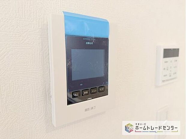 【【TVモニター付きインターホン】】録画機能もあり、どのような人が何時に来訪されたのかが分かります。防犯上はもちろん、お届け物などの把握にも便利です。ライトが付いているので、夜間でも安心です。