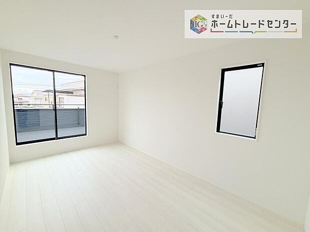 【リビング以外の居室】日当りの良さは写真でも充分に伝わるかと思いますが、開放感のある周囲にめぐまれたおかげで、風通しもとても良くなっております。ぜひ現地を見ていただき体感していただきたいポイントです。