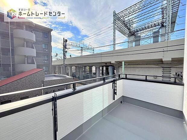 【バルコニー】南面に面したバルコニーはもちろん日当たり良好です。お洗濯物を干していただく際にも楽にできるように奥行きを広くお取りいたしました。明るく、暖かなゆとりあるスペースで快適に家事を行っていただけます。