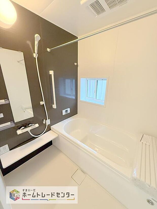 【【浴室】】一坪タイプのユニットバスは、足をしっかりと延ばして一日の疲れを癒すことが可能です。浴室暖房乾燥機も完備しておりますので、カビの心配が無いのはもちろん、雨の日のお洗濯物はお風呂で乾かせます。