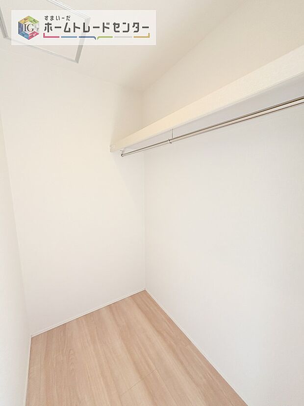 【ウォークインクローゼット】分かりにくくてすみません、ウォークインクローゼットです。各部屋に収納があるのはもちろんですが、同規模の収納をこの物件では3つ設けました。居室はスッキリとなり、空間を最大限有効利用していただけます。