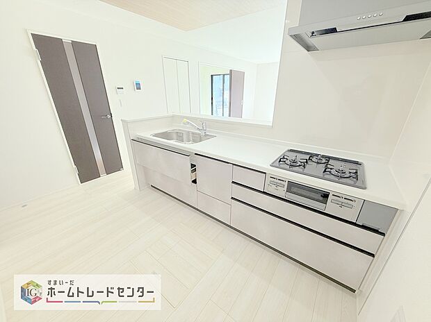 【キッチン】キッチンスペースはご家族みんなで作業ができるスペースを確保しております。みんなで楽しくお料理やお片付けをすれば、家事の時間も家族のコミュニケーションの時間に変わります。