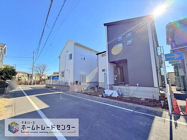 【前面道路含む現地写真】耐震等級最高等級の住宅性能評価書はもちろん、長期優良住宅の認定も受けた高性能な住宅です。長く、安心して住んでいただきたい、だからこそ厳しい第三者のチェックをお願いし、お客様に安心を届けます。