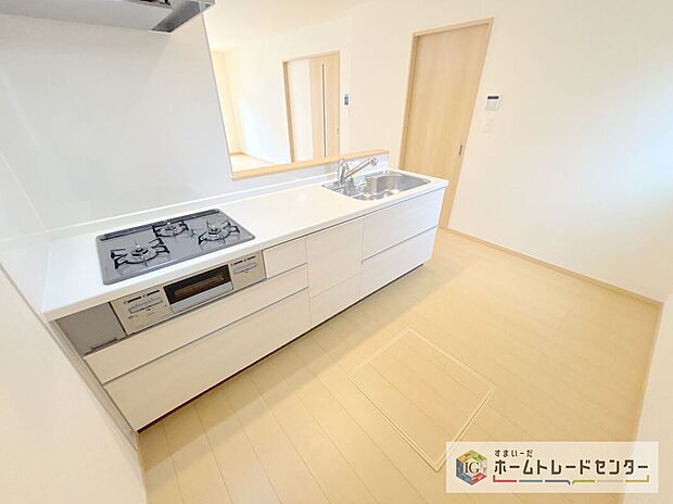 【キッチン】人気の対面式キッチン☆お食事の準備をしながらでもご家族とのコミュニケーションを楽しめます♪スライドタイプの収納を採用してますので、奥までしっかりと収納空間を利用できます。取り出しも簡単に♪