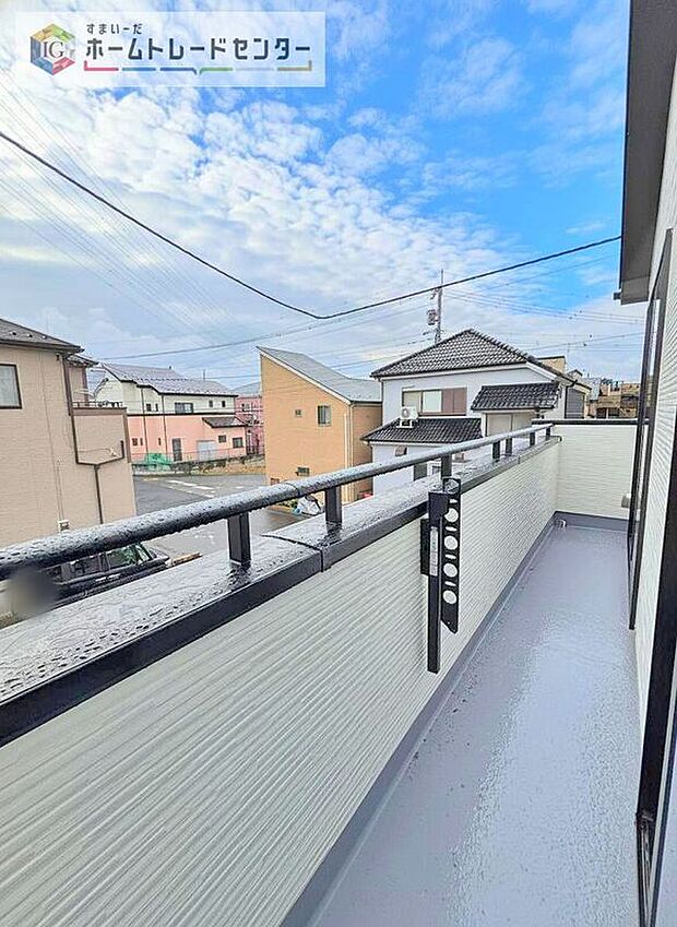 【バルコニー】バルコニーは2部屋以上からの出入りが可能となっております。同じ家族でも生活スタイルが異なる今の時代、昼間お休みになられている方がいても支障なくバルコニーを使えるために必要とされる要素かと思います。