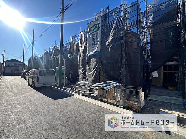 【前面道路含む現地写真】完成してからは見ることのできない、施工方法や構造をしっかりとご確認いただけるのが、建築中の住宅の大きなメリットです。専門知識を持ったスタッフがご説明させていただきます。お気軽にお問い合わせください。