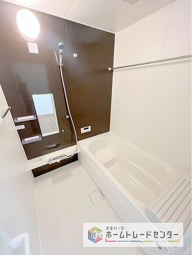 【【浴室】】一坪タイプのユニットバスは、足をしっかりと延ばして一日の疲れを癒すことが可能です。浴室暖房乾燥機も完備しておりますので、カビの心配が無いのはもちろん、雨の日のお洗濯物はお風呂で乾かせます。
