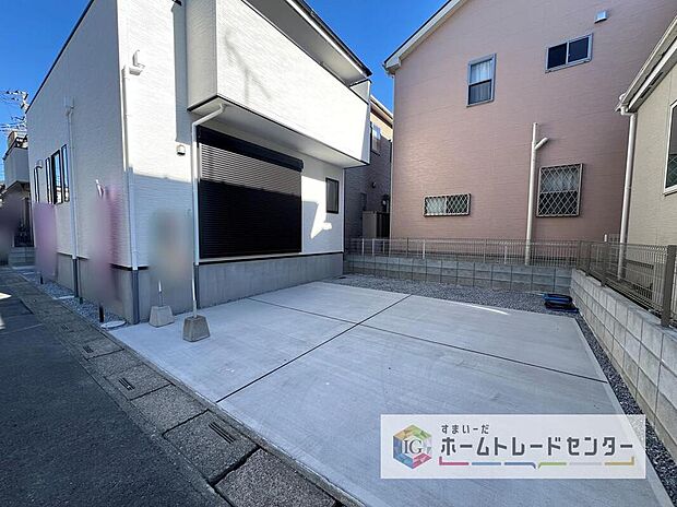 【現地外観写真】カースペースが2台分ございますので、家族分の自転車を駐輪したり、急な来客用の駐車スペースとしてもお使いいただけます。