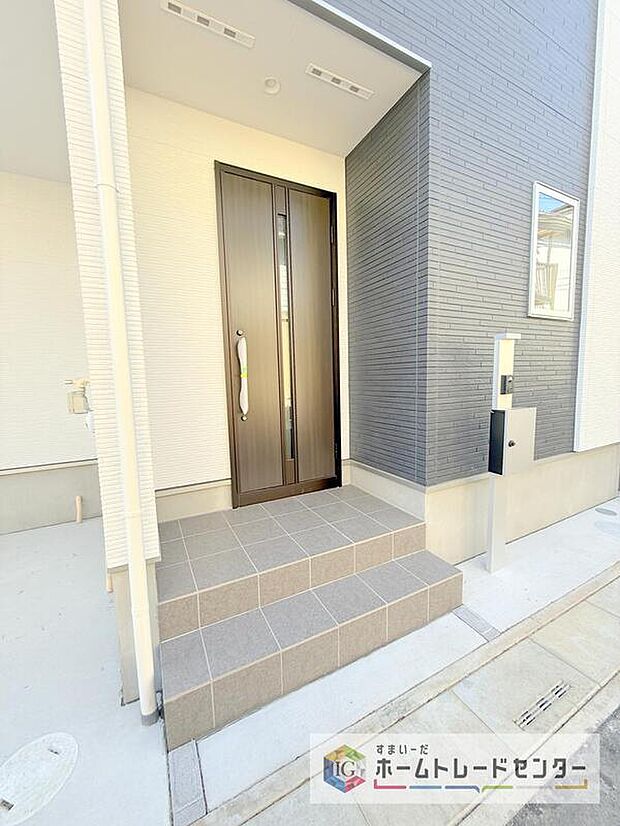 【玄関】駐車場横のアプローチを上がると、木目調の高級感のある玄関ドアがございます。玄関を開けると広々とした空間と収納も目の前に！玄関が広い家は入った瞬間から気持ちが良いです。ぜひご自身で確かめて見て下さい。