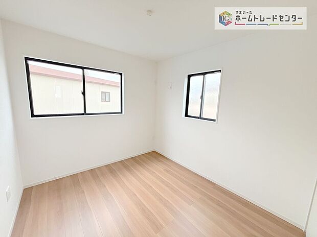 【洋室】全居室2面採光です。光を取り入れやすのはもちろんですが、建物全体の窓の数も増えておりますので、換気性能に優れた物件です。窓を開ければ家中を気持ちの良い風が通り抜けます。