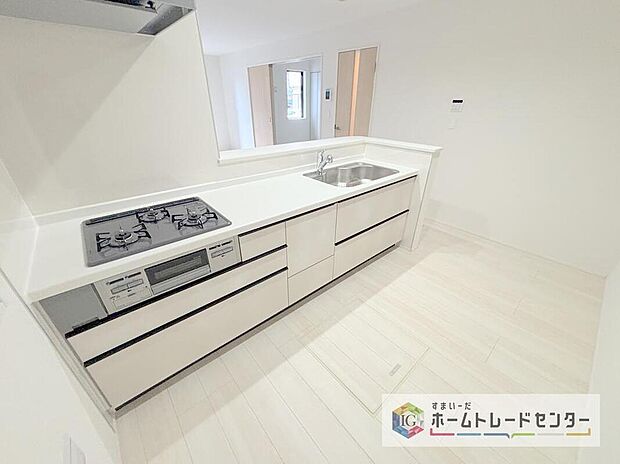 【【キッチン】】人気の対面式キッチン☆スライドタイプの収納を採用してますので、奥までしっかりと収納空間を利用できます。取り出しも簡単に♪