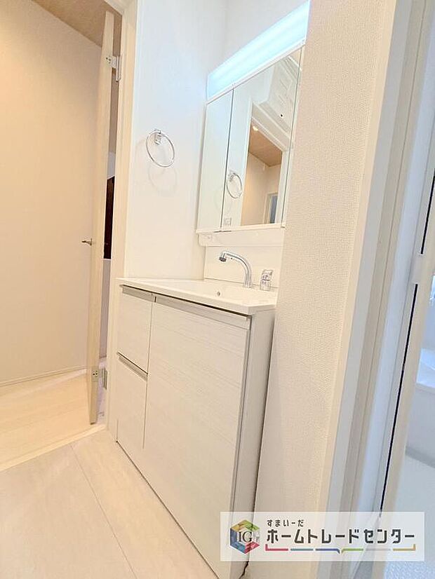 【【洗面所】】合わせ鏡が可能な3面鏡です。朝の忙しい時間でもの身だしなみのチェックもここだけで完結できます。もちろん鏡の後ろは充分な収納力を持った収納となっており、視界に入る部分はスッキリと片付きます。